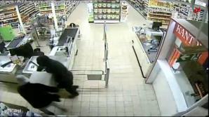 Katowice: Wjechali do sklepu taranując drzwi
