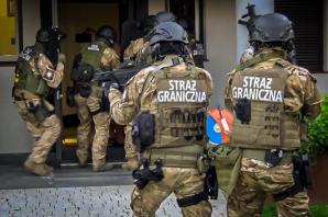 [VIDEO] Dzięki współpracy CBŚP, SG, Prokuratury Krajowej i służb hiszpańskich oraz brytyjskich, przy wsparciu Europolu, Eurojustu, KGP i KAS-u, kolejne uderzenie w zorganizowaną grupę powiązaną z pseudokibicami