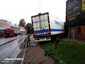 Wjechał TIRem w budynek marketu. Mogło dojść do tragedii