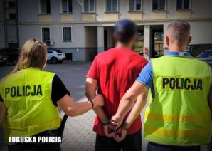 „DZIAŁANIE” WANDALA W OKU KAMERY. PODEJRZANEGO SZYBKO ZATRZYMALI POLICJANCI