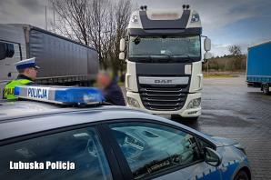 [VIDEO] Wjechał z impetem w opuszczone rogatki wyłamując je. Chwilę później nadjechał pociąg