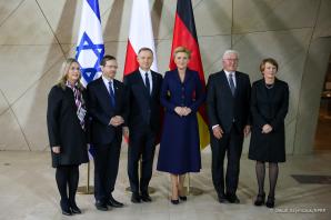 Prezydenci Polski Andrzej Duda, Izraela Isaac Herzog oraz Niemiec Frank–Walter Steinmeier z Małżonkami wspólnie wzięli udział w obchodach upamiętniających 80. rocznicę wybuchu Powstania w Getcie Warszawskim.
