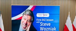 [VIDEO] Nowy przedmiot w szkole-biznes i zarządzanie. MEiN oraz Centrum GovTech zapraszają na specjalną lekcję biznesu i zarządzania z udziałem Steve’a Wozniaka – menedżera, przedsiębiorcy, mentora, współzałożyciela firmy Apple!
