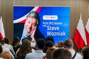 [VIDEO] Nowy przedmiot w szkole-biznes i zarządzanie. MEiN oraz Centrum GovTech zapraszają na specjalną lekcję biznesu i zarządzania z udziałem Steve’a Wozniaka – menedżera, przedsiębiorcy, mentora, współzałożyciela firmy Apple!