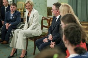 [VIDEO] Małżonka Prezydenta RP Agata Kornhauser-Duda zaprosiła do Pałacu Prezydenckiego w ramach rewizyty podopiecznych Stowarzyszenia Pomocy Dzieciom Niepełnosprawnym „Krok za Krokiem” w Zamościu