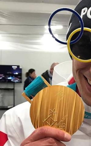 Pjongczang 2018: Kamil Stoch otrzymał wczoraj złoty medal za zwycięstwo na dużej krokwi! Dziś o godzinie 13-tej czasu polskiego turniej drużynowy 