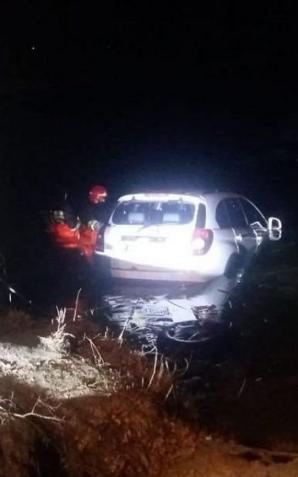 Ciechanowscy policjanci uratowali kobietę z tonącego samochodu