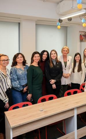 Małżonka Prezydenta spotkała się z uchodźczyniami z Ukrainy, które uczestniczyły  w pierwszej lekcji języka polskiego w RiO EDU Centrum. Kurs został zorganizowany z inicjatywy Agaty Kornhauser–Dudy i Omeny Mensah