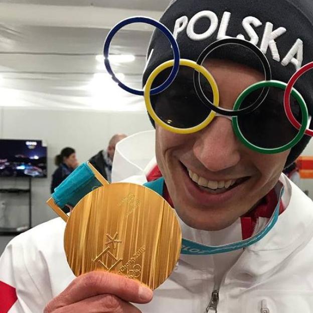 Pjongczang 2018: Kamil Stoch otrzymał wczoraj złoty medal za zwycięstwo na dużej krokwi! Dziś o godzinie 13-tej czasu polskiego turniej drużynowy
