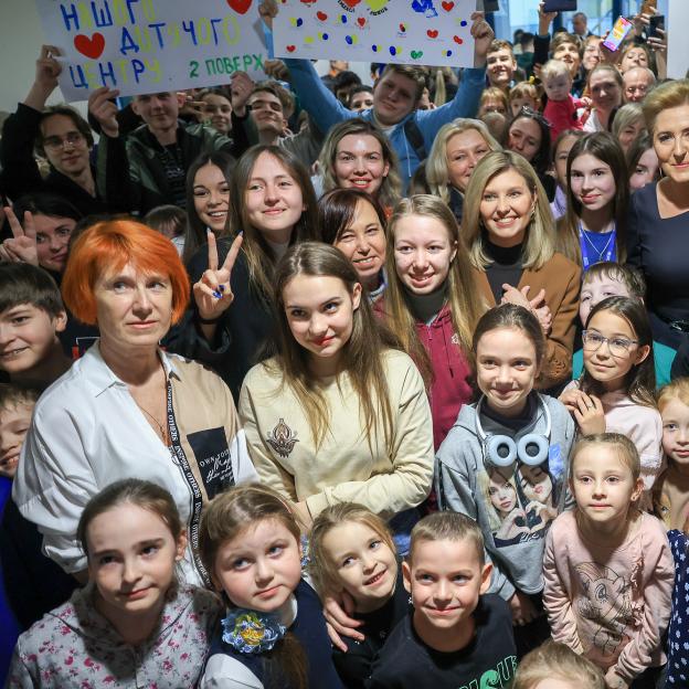Pierwsze Damy Polski i Ukrainy odwiedziły Centrum Pomocy Migrantom i Uchodźcom w Warszawie