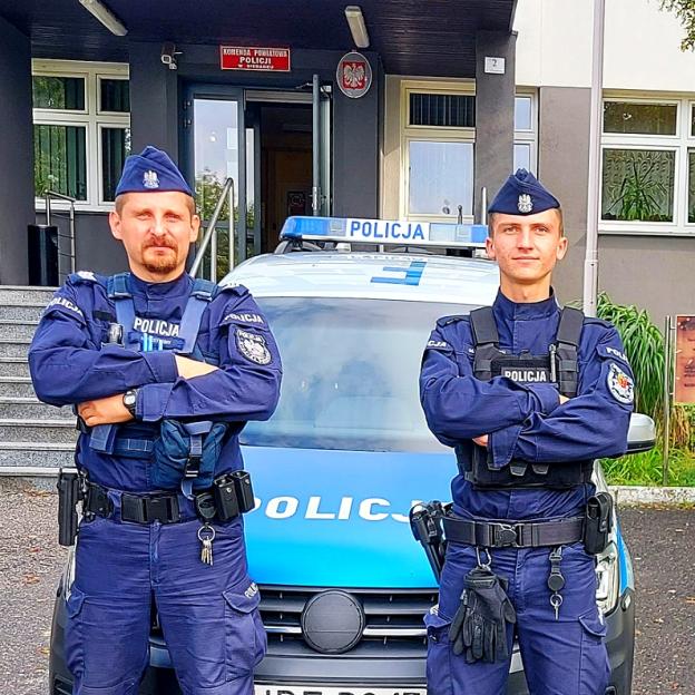 [VIDEO] Policjanci wydostali 2-letnią dziewczynkę zatrzaśniętą w nagrzanym samochodzie