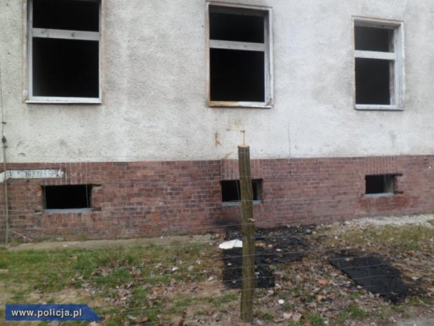 Uratowali mężczyznę z płonącego budynku