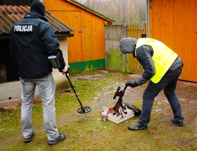 Broń, amunicja, dzik i bimber - kłusowniczy zestaw zabezpieczony przez policję