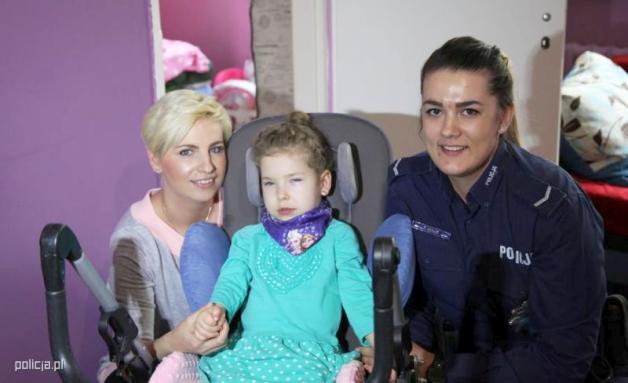 Dzielnicowa zaangażowana w zbiórkę na specjalistyczny wózek dla chorej Aneczki