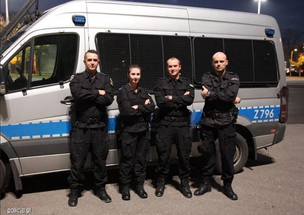 Policjant uratował dwoje ludzi z pożaru