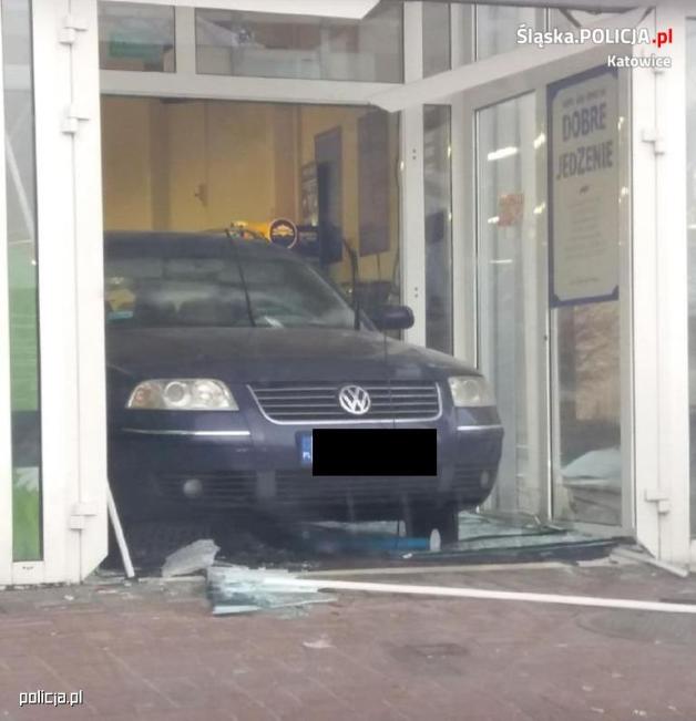 Katowice: Wjechali do sklepu taranując drzwi