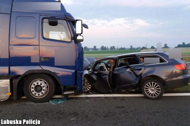 Czołowe zderzenie na trasie S3. Nietrzeźwy mężczyzna z zakazem kierowania wjechał „pod prąd”