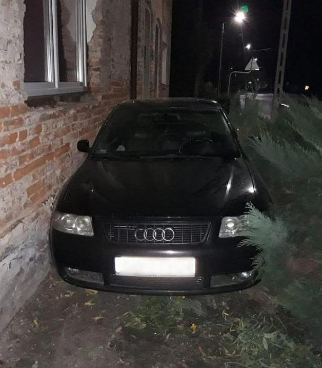 Nietrzeźwy wjechał audi w budynek