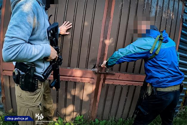 [VIDEO] Broń, amunicja oraz prawie 1,5 mln szt. Papierosów zabezpieczone przez CBŚP i KAS