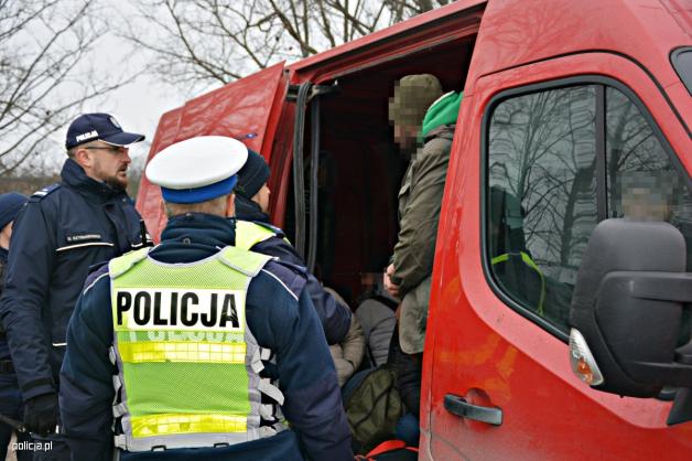 Policjanci z drogówki zatrzymali busa na niemieckich tablicach z nielegalnymi imigrantami z Syrii i Jemenu. Jechał od granicy z Litwą