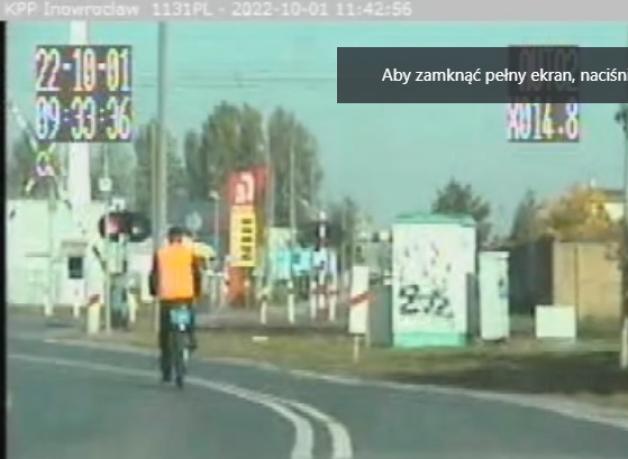 [VIDEO] Rowerzysta  w kamizelce odblaskowej, a jednak bez głowy i 2000 zł mandatu