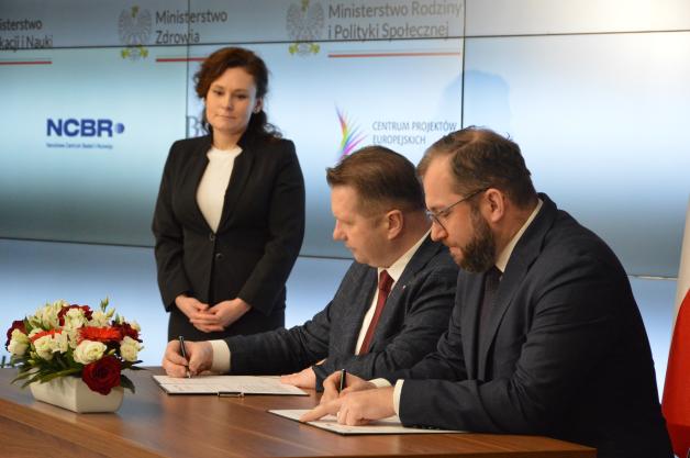 Podpisanie porozumienia między Ministerstwem Funduszy i Polityki Regionalnej, a instytucjami realizującymi program FERS 2021-2027 z udziałem ministra Przemysława Czarnka
