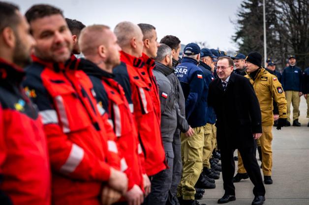 Powitanie polskich strażaków po powrocie z misji w Turcji – uroczystość z udziałem kierownictwa MSWiA