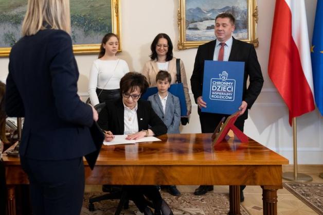 Spotkanie Marszałek Sejmu z przedstawicielami komitetu obywatelskiego w ramach kampanii „Chrońmy dzieci, wspierajmy rodziców”