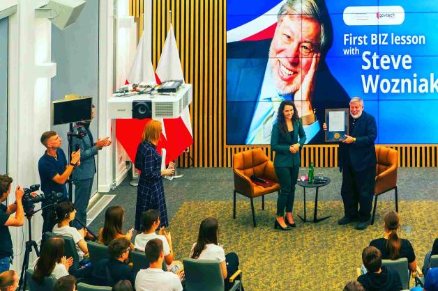 [VIDEO] Nowy przedmiot w szkole-biznes i zarządzanie. MEiN oraz Centrum GovTech zapraszają na specjalną lekcję biznesu i zarządzania z udziałem Steve’a Wozniaka – menedżera, przedsiębiorcy, mentora, współzałożyciela firmy Apple!