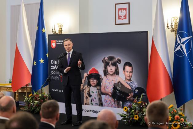 [VIDEO] Para Prezydencka wręczyła dyplomy stypendialne podopiecznym Fundacji Dorastaj z Nami